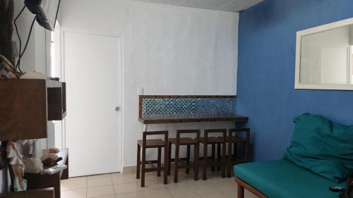 a blue room with a kitchen with a table and chairs at Casita Puerto Maya in Puerto Aventuras