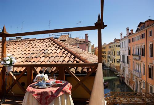En balkon eller terrasse på B&B Al Palazzetto