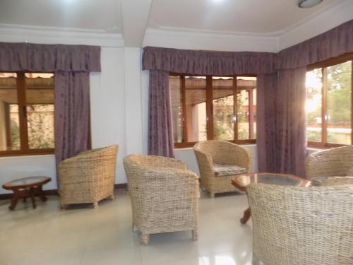 Ein Sitzbereich in der Unterkunft Kayegi Hotel Mbale
