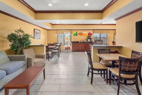 a restaurant with tables and chairs and a bar at Quality Inn & Suites Niles in Niles
