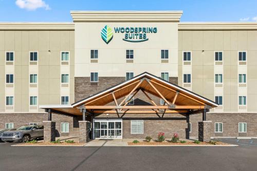 a building with a westervelt suites sign on it at WoodSpring Suites Jackson Pearl I-20 in Pearl