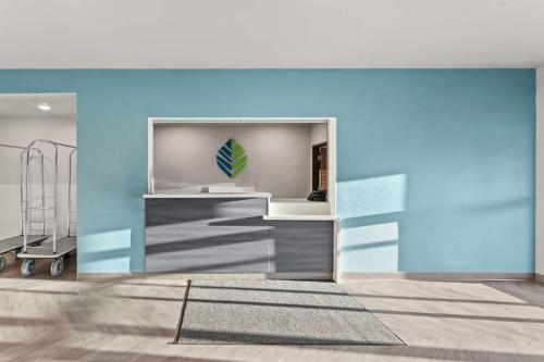 an empty hospital room with a blue wall at WoodSpring Suites Jackson Pearl I-20 in Pearl