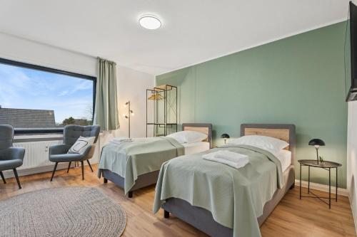 a hotel room with two beds and a window at Sali-Homes Monteur Stay in Kleve