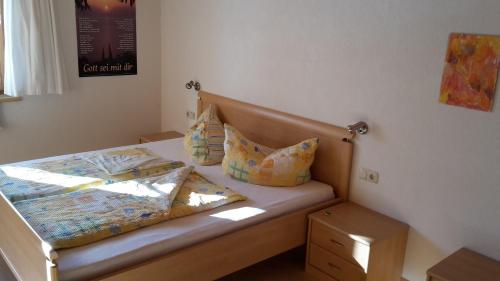 een bed met kussens in een slaapkamer bij Haus Felder Schoppernau in Schoppernau