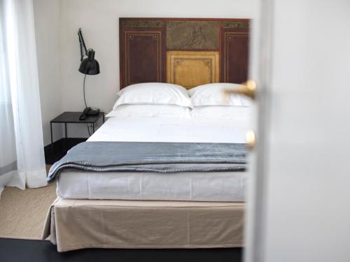 Postel nebo postele na pokoji v ubytování Palazzo Melfi