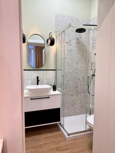a bathroom with a sink and a shower at Apartamenty Katarzynki by Rentoom in Toruń