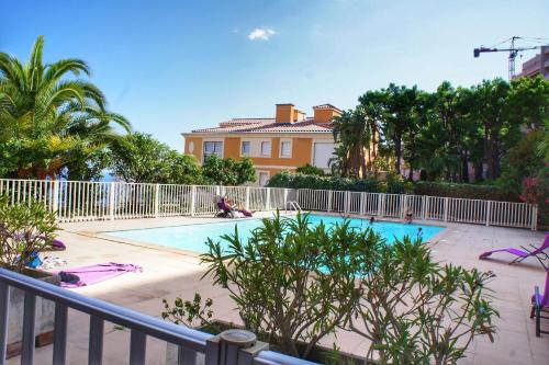 une piscine devant une maison dans l'établissement Direct Monaco 2 Pièces devant piscine, à Beausoleil