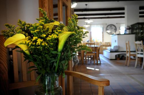 a vase of yellow flowers sitting on a table at Starý Svět in Wotitz