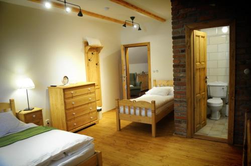 a bedroom with two beds and a bathroom with a mirror at Starý Svět in Wotitz