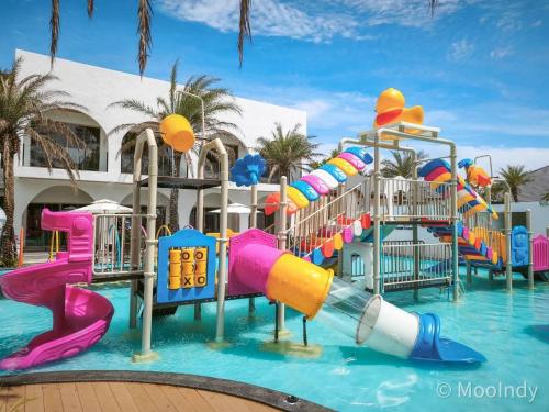 a water park at a resort with a water slide at Firdaus Cafe& Hotel in Ban Bo So