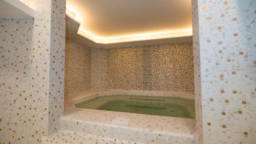 ein Badezimmer mit Whirlpool in einem Zimmer in der Unterkunft Zepter Spa Wellness Hotel & Zepterme member of Zepter Hotels in Vrnjačka Banja