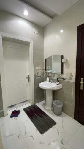 a bathroom with a sink and a mirror at ADEL Privet Hostleإيواء خاص in Taif