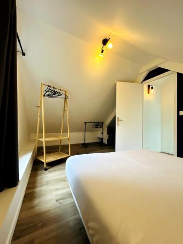 a bedroom with a bed and a room with a ladder at Atelier Cancalais - Hypercentre, maison de ville in Cancale