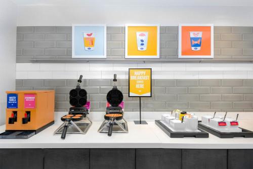 a store counter with chairs and drinks on display at Hampton Inn & Suites Tampa Airport Avion Park Westshore in Tampa