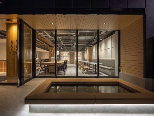 a house with a pool in the middle of a room at Ureshino Onsen Yadoya Uchiroji in Ureshino