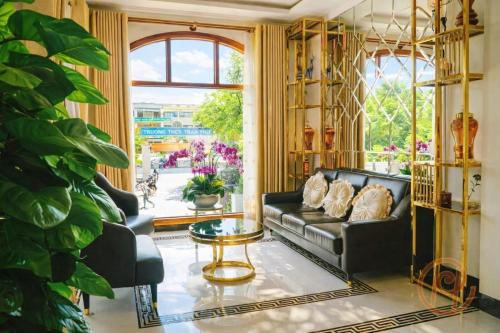 a living room with a couch and a table at Kim Hoàn Hotel Phan Rang in Phan Rang–Tháp Chàm