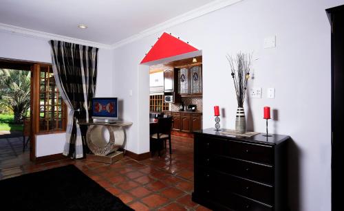 a living room with a red arrow on the wall at Orange-Ville Lodge & Guesthouse in Stellenbosch