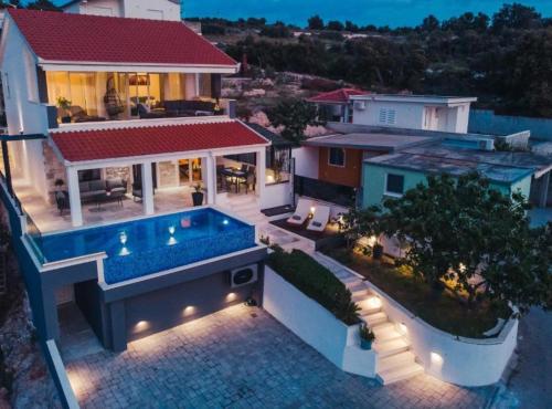 Charming Sunset View Villa with Outdoor Pool