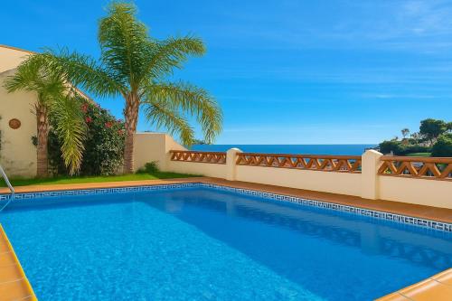 Gran terraza con vistas al mar, piscina y parking privado