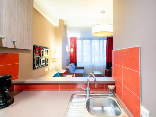 Kuchyň nebo kuchyňský kout v ubytování B&B HOME Caen Centre Gare