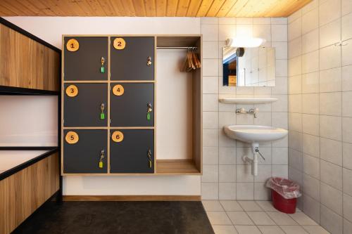 ein Badezimmer mit Toilette und Waschbecken in der Unterkunft Eiger Lodge Easy in Grindelwald
