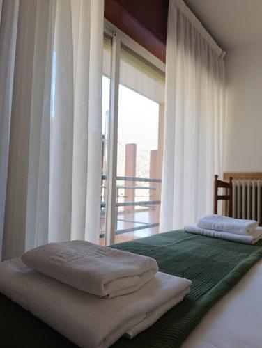 ein Schlafzimmer mit zwei Betten, auf denen Handtücher liegen in der Unterkunft Posada Ojedo Los Ñeros in Ojedo