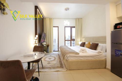 Silk Valley - Luxury Studio in Town Square with Pool View - Walk to Park