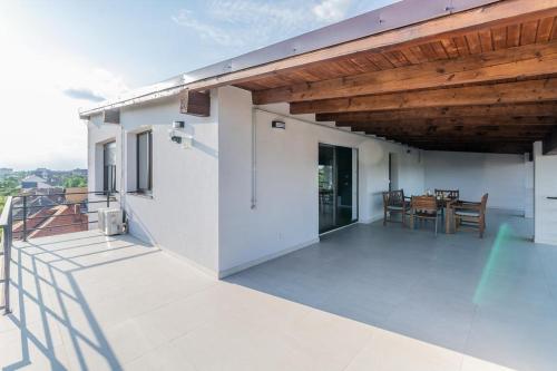 un balcon d'une maison avec un toit en bois dans l'établissement Art Penthouse, à Timişoara