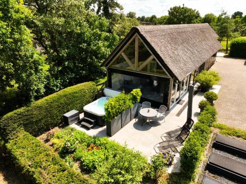 an overhead view of a pavilion in a garden at B&B de Scherpenhof, landelijk gelegen met jacuzzi in Leur