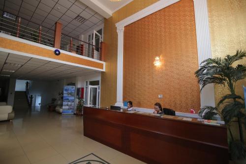 Hotel Alma-Ata tesisinde lobi veya resepsiyon alanı