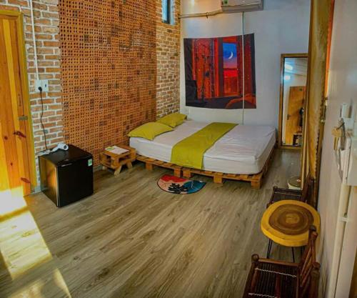 a bedroom with a bed and a wooden floor at Homestay Xóm Rớ in Ðông Tác (1)