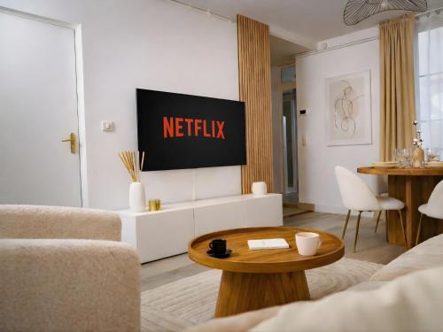 Le Subtil - By BEST KEYS - Élégance & Confort - 2 chambres séparées - Lit Queen Size - Smart TV Netflix - Machine à Café Nespresso - Proche Gare & Centre Ville - À 1H de Paris - WiFi Fibre - Check-in Autonome