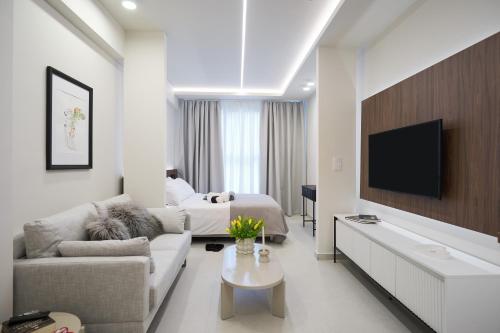 Thalpos 4 Chic apartment Centrally Located