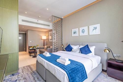 Chic Studio with Balcony - Business Bay & Pool Views