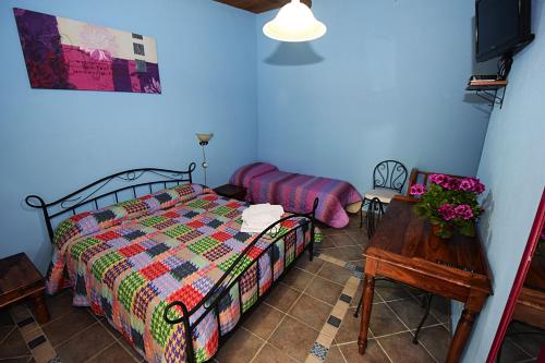 a bedroom with a bed and a table and a table sidx sidx sidx at Giucalem La Casa Negli Orti in Piazza Armerina