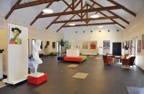a large room with a statue in the middle of it at Loire & Sens in Juigné-sur-Loire