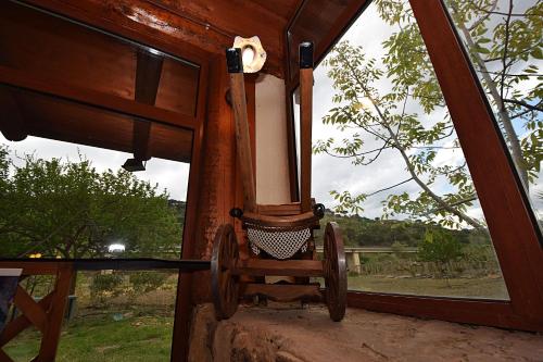 a window with a wooden wheel in a room at Giucalem La Casa Negli Orti in Piazza Armerina