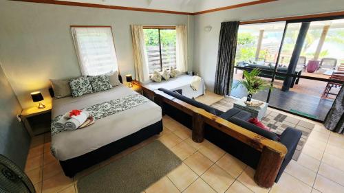 Sunset Palms Rarotonga में एक कमरे में एक या कई बेड