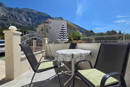 Apartments with parking space Makarska - 18213
