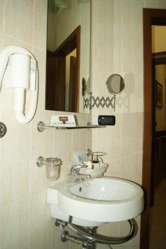 Ett badrum på Hotel Elio