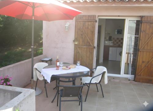 mini villa studio 1 pièce 21 m2 pour 2 personnes piscine partagée climatisation