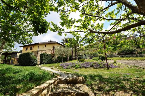 a house in the middle of a yard at Giucalem La Casa Negli Orti in Piazza Armerina