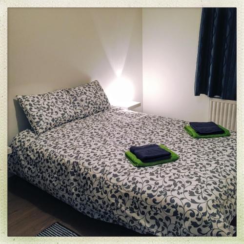 1 dormitorio con 1 cama con 2 toallas en Second floor at home, en Bruselas
