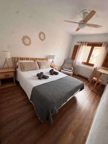 a bedroom with a large bed and a ceiling fan at Alojamiento Rural La Gerencia - Casa Evelia in Checa