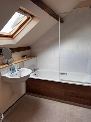 ein Badezimmer mit Waschbecken und Badewanne in der Unterkunft Ecclefechan Hotel in Ecclefechan