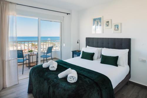 Sea-view apartment with Pool next to marina & beach