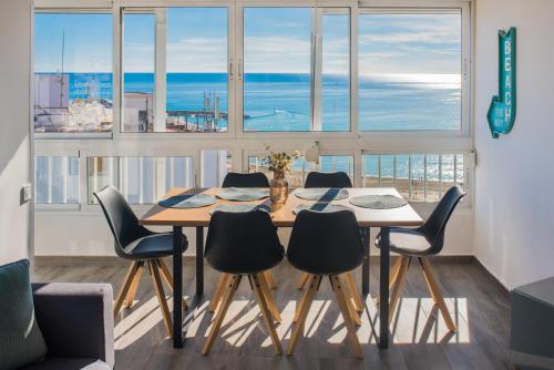 Sea-view apartment with Pool next to marina & beach