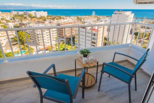 Sea-view apartment with Pool next to marina & beach
