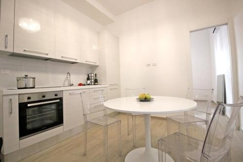 ローマにあるPatrizi 2/aの白いキッチン(白いテーブルと椅子付)