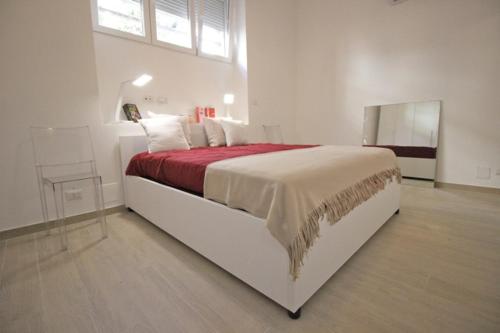 ローマにあるPatrizi 2/aの白いベッドルーム(赤い毛布付きの大型ベッド1台付)